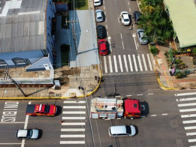 Mulher acelera carro e acerta viatura dos bombeiros em Campo Grande Mulher acelera carro e acerta viatura dos bombeiros em Campo Grande