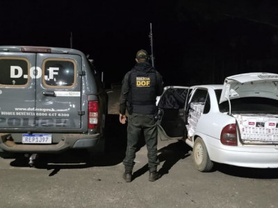 Polícia apreende carro carregado com pneus e cigarros contrabandeados do Paraguai Polícia apreende carro carregado com pneus e cigarros contrabandeados do Paraguai