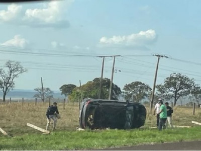 Veículo capota após perseguição policial nas proximidades do Indubrasil Veículo capota após perseguição policial nas proximidades do Indubrasil