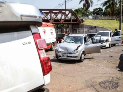 Veículo com vereadora capota após furar sinal vermelho e atingir dois carros Veículo com vereadora capota após furar sinal vermelho e atingir dois carros