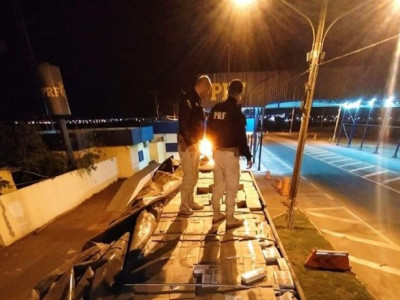 Carga com mais de 300 mil maços de cigarros contrabandeados é apreendida Carga com mais de 300 mil maços de cigarros contrabandeados é apreendida