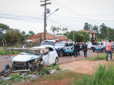 Carro derruba poste de energia e seis pessoas acabam presas após perseguição Carro derruba poste de energia e seis pessoas acabam presas após perseguição