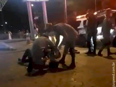 Homem é esfaqueado na noite deste domingo e encaminhado para Dourados Homem é esfaqueado na noite deste domingo e encaminhado para Dourados