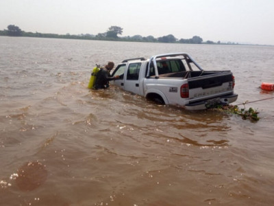 Motorista tenta manobrar caminhonete e veículo cai no Rio Paraguai Motorista tenta manobrar caminhonete e veículo cai no Rio Paraguai