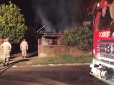 Botijão de gás explode e causa incêndio em residência no Taveirópolis Botijão de gás explode e causa incêndio em residência no Taveirópolis
