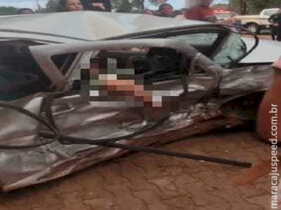 Mulher morre e 3 pessoas ficam feridas após colisão de veículos Mulher morre e 3 pessoas ficam feridas após colisão de veículos