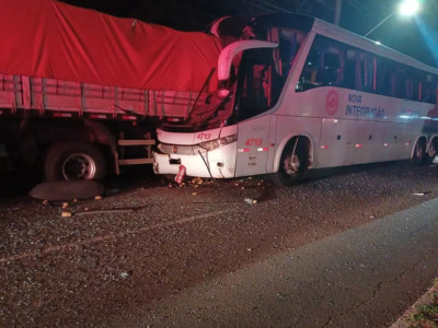 Ônibus colide em traseira de carreta estacionada e seis ficam feridos Ônibus colide em traseira de carreta estacionada e seis ficam feridos