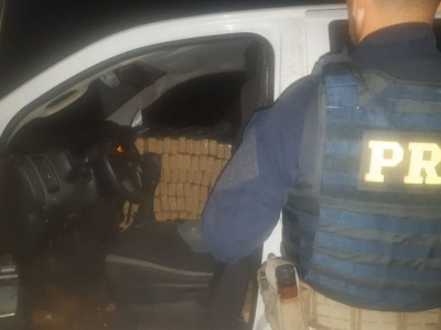 Polícia apreende caminhonete transportando 2 toneladas de maconha Polícia apreende caminhonete transportando 2 toneladas de maconha