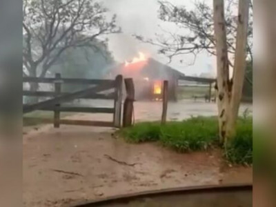Raio causa incêndio e deixa casa destruída em Nova Alvorada do Sul  Raio causa incêndio e deixa casa destruída em Nova Alvorada do Sul