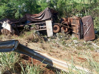 Carreta fica destruída em acidente entre Dourados e Fátima do Sul Carreta fica destruída em acidente entre Dourados e Fátima do Sul