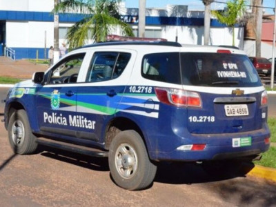 Homem é flagrado em cima do telhado ao tentar furtar estabelecimento comercial Homem é flagrado em cima do telhado ao tentar furtar estabelecimento comercial