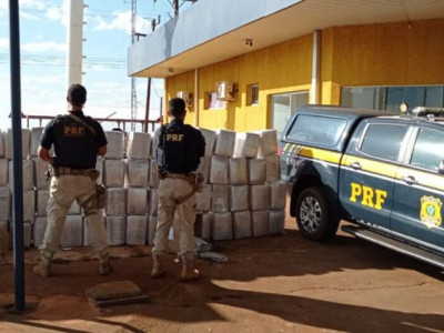 Polícia apreende mais de uma tonelada e meia de maconha na fronteira Polícia apreende mais de uma tonelada e meia de maconha na fronteira