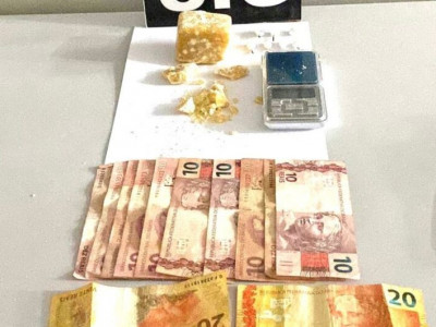 Polícia Civil prende em flagrante mulher suspeita de tráfico de drogas Polícia Civil prende em flagrante mulher suspeita de tráfico de drogas