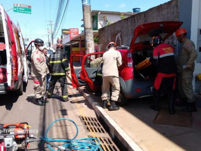 Acidente grave deixa motorista presa em veículo na Avenida Júlio de Castilho  Acidente grave deixa motorista presa em veículo na Avenida Júlio de Castilho