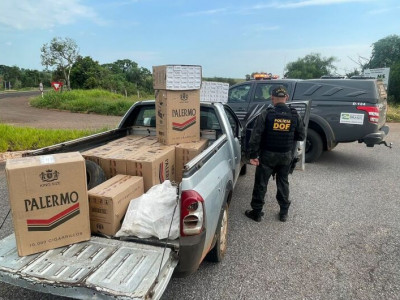 Carro com mais de 500 pacotes de cigarros contrabandeados é apreendido Carro com mais de 500 pacotes de cigarros contrabandeados é apreendido