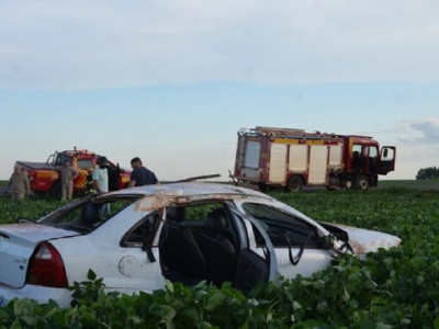 Jovem morre e três pessoas ficam feridas após carro capotar em Sidrolândia Jovem morre e três pessoas ficam feridas após carro capotar em Sidrolândia