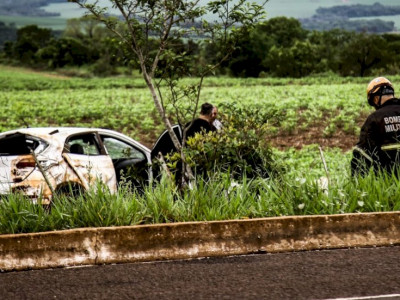 Motorista não consegue fazer ultrapassagem e capota HB20 na BR-262  Motorista não consegue fazer ultrapassagem e capota HB20 na BR-262