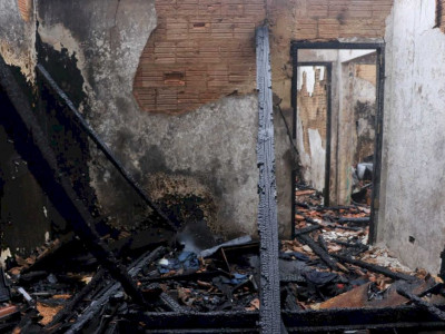 Mulher fica em estado grave após casa ser incendiada durante a madrugada Mulher fica em estado grave após casa ser incendiada durante a madrugada