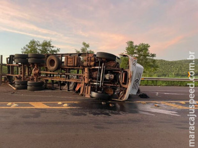 Caminhão tomba na BR-060 e duas pessoas ficam feridas em Nioaque Caminhão tomba na BR-060 e duas pessoas ficam feridas em Nioaque