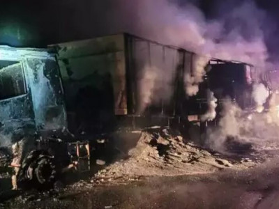 Carreta bitrem carregada de cimento fica destruída ao pegar fogo   Carreta bitrem carregada de cimento fica destruída ao pegar fogo