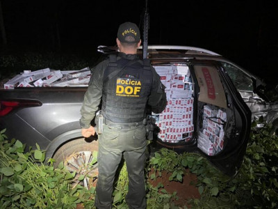 Carros carregados com cigarros e defensivos agrícolas colidem e são apreendidos Carros carregados com cigarros e defensivos agrícolas colidem e são apreendidos