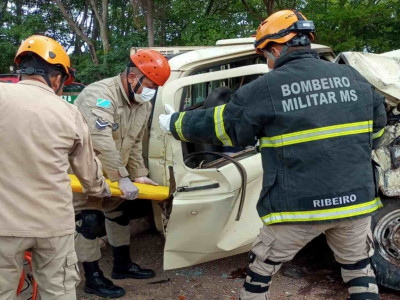 Motorista fica preso nas ferragens após acidente entre caminhonetes na BR-262 Motorista fica preso nas ferragens após acidente entre caminhonetes na BR-262