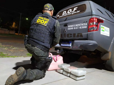 Mulher é presa pela polícia após usar bebê para transportar Mulher é presa pela polícia após usar bebê para transportar