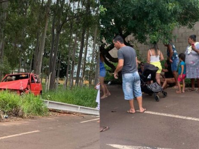 Motorista com criança bate carro e derruba poste no Jardim Carioca Motorista com criança bate carro e derruba poste no Jardim Carioca