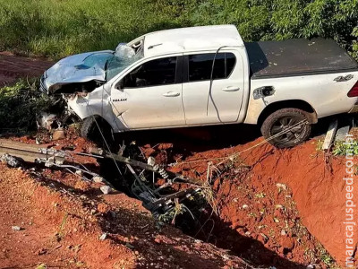 Motorista perde controle, caminhonete cai em vala e duas pessoas ficam feridas Motorista perde controle, caminhonete cai em vala e duas pessoas ficam feridas