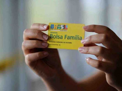 Governo federal descarta volta do 13º para quem recebe Bolsa Família Governo federal descarta volta do 13º para quem recebe Bolsa Família
