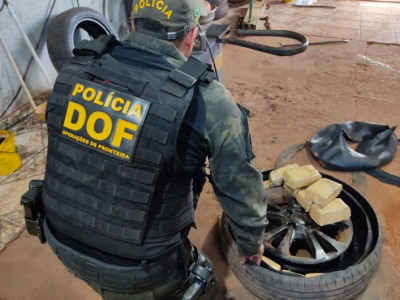 Homem é flagrado com maconha escondida dentro de rodas de veículo Homem é flagrado com maconha escondida dentro de rodas de veículo