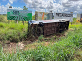 Maracaju: Ônibus tomba no trevo da MS 157 com BR 267 saída para Itaporã Maracaju: Ônibus tomba no trevo da MS 157 com BR 267 saída para Itaporã