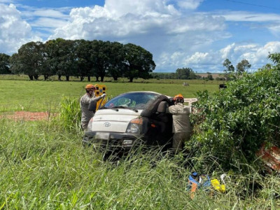 Motorista fica ferido após capotamento de utilitário em rodovia estadual Motorista fica ferido após capotamento de utilitário em rodovia estadual