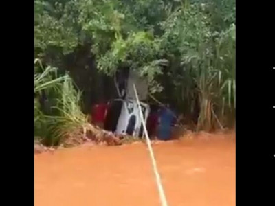 Policiais e bombeiros salvam mulher arrastada em enchente em Vicentina Policiais e bombeiros salvam mulher arrastada em enchente em Vicentina