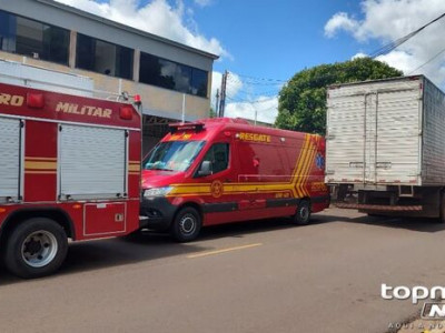 Caminhão bate em viatura de resgate durante atendimento em Campo Grande Caminhão bate em viatura de resgate durante atendimento em Campo Grande
