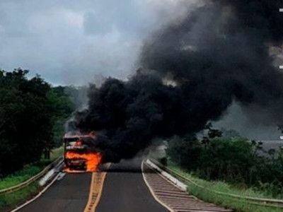 Carreta pega fogo e fica totalmente destruída na Serra de Maracaju Carreta pega fogo e fica totalmente destruída na Serra de Maracaju