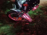 Maracaju: Motociclista foge de abordagem policial, durante fuga perde controle da motocicleta e colidi contra poste da rede elétrica