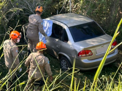 Motorista morre após perder controle de direção e cair em barranco Motorista morre após perder controle de direção e cair em barranco