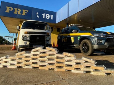 Motorista apresenta nervosismo e polícia encontra 52kg de cocaína em Kombi Motorista apresenta nervosismo e polícia encontra 52kg de cocaína em Kombi