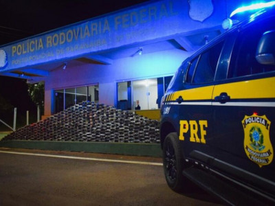 Motorista é flagrado com carga de cocaína em caminhão carregado com madeiras Motorista é flagrado com carga de cocaína em caminhão carregado com madeiras