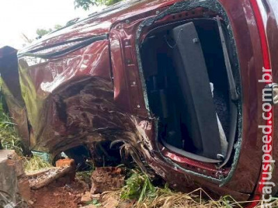 Motorista passa mal, perde controle em curva e carro cai em ribanceira Motorista passa mal, perde controle em curva e carro cai em ribanceira