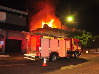 Princípio de incêndio mobiliza Bombeiros em galpão de empresa na Vila Ipiranga Princípio de incêndio mobiliza Bombeiros em galpão de empresa na Vila Ipiranga
