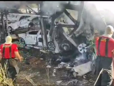 Ao menos 10 veículos foram destruídos por incêndio em caminhões-cegonha Ao menos 10 veículos foram destruídos por incêndio em caminhões-cegonha