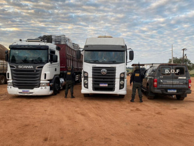 Caminhões carregados com carga irregular de sucatas são apreendidos Caminhões carregados com carga irregular de sucatas são apreendidos