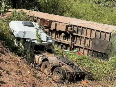 Carreta cai em ribanceira em MT e mata adolescente moradora em MS Carreta cai em ribanceira em MT e mata adolescente moradora em MS