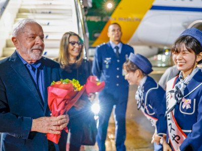 Criticado por viagens internacionais, Lula vai visitar Vaticano e Paris neste mês Criticado por viagens internacionais, Lula vai visitar Vaticano e Paris neste mês