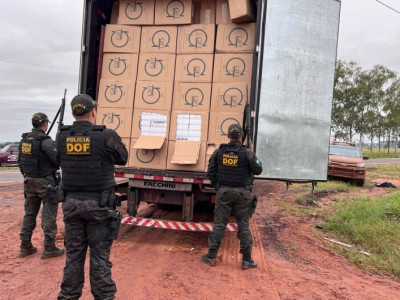 Em fuga, motorista atola e abandona caminhão abarrotado de cigarros contrabandeados Em fuga, motorista atola e abandona caminhão abarrotado de cigarros contrabandeados