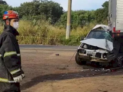 Idoso de 67 anos morre ao atingir traseira de caminhão estacionado Idoso de 67 anos morre ao atingir traseira de caminhão estacionado