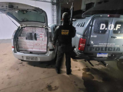 Motorista é preso com carro abarrotado de cigarros contrabandeados Motorista é preso com carro abarrotado de cigarros contrabandeados
