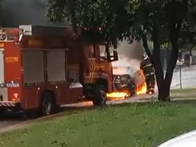 Populares acionam bombeiros após encontrarem veículo em chamas na Vila Rosa Populares acionam bombeiros após encontrarem veículo em chamas na Vila Rosa
